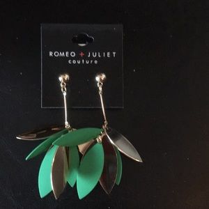 Romeo & Juliet Gold & Kelly Green Drop Bar & Flora